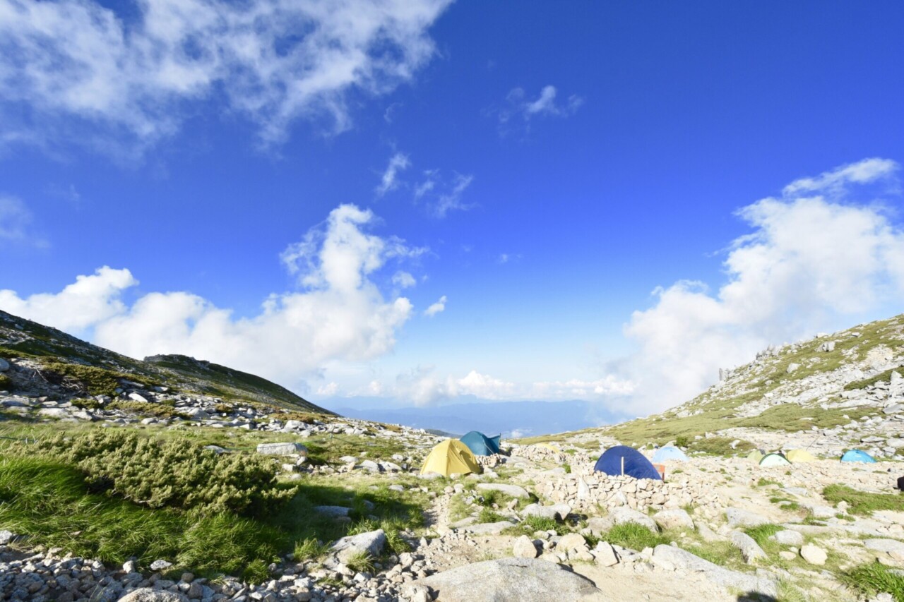 この夏に登山でテント泊デビューをした人、冬はキャンプデビューだ！登山にハマった人ならキャンプもハマる！